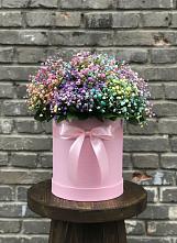 Цветочная композиция из Гипсофила и Розы в шляпной коробке в Краснотуранске