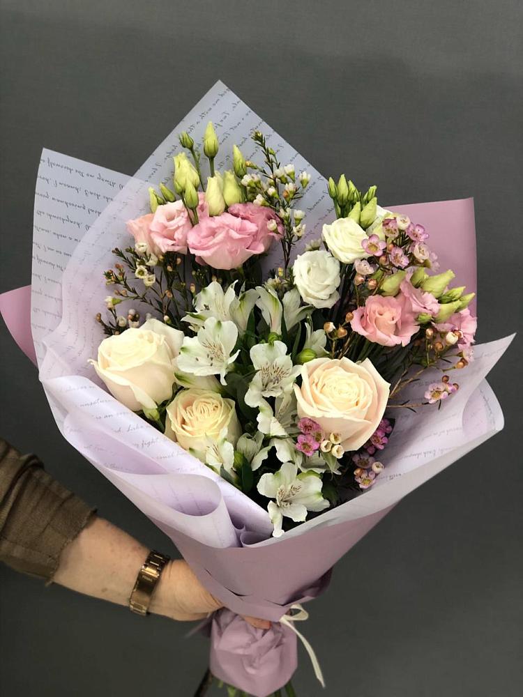 Букет цветов из: Альстромерии, Розы и Лизиантусы в Краснотуранске