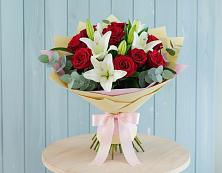 Букет цветов из:  Лилии и Розы в Краснотуранске