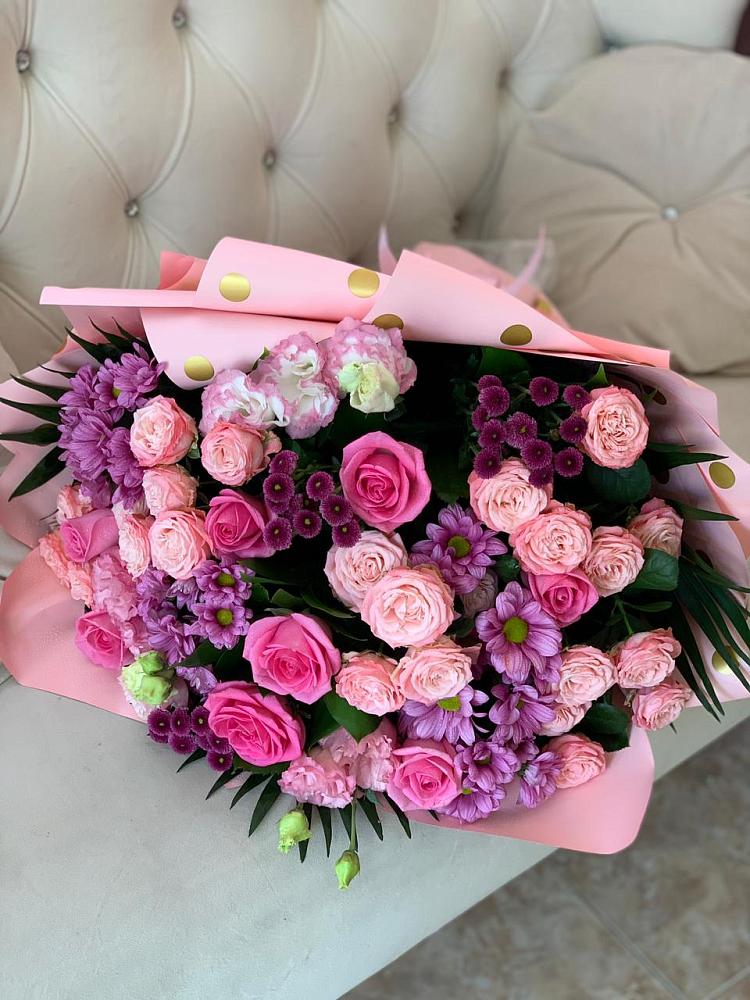 Букет цветов из: Хризантемы, Розы и Лизиантусы в Краснотуранске