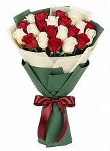 Букет Микс из красных и белых роз в Краснотуранске