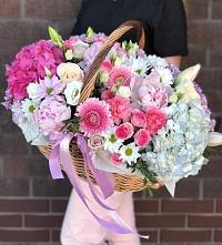 Цветочная композиция из Розы, Хризантемы, Пионы и Лизиантусы в корзине в Краснотуранске