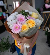 Букет цветов из:  Герберы, Розы и Хризантемы в Краснотуранске