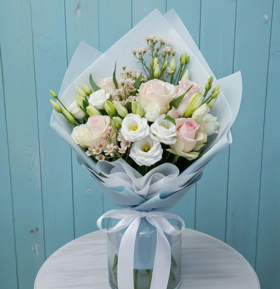 Букет цветов из: Розы и Лизиантусы в Краснотуранске