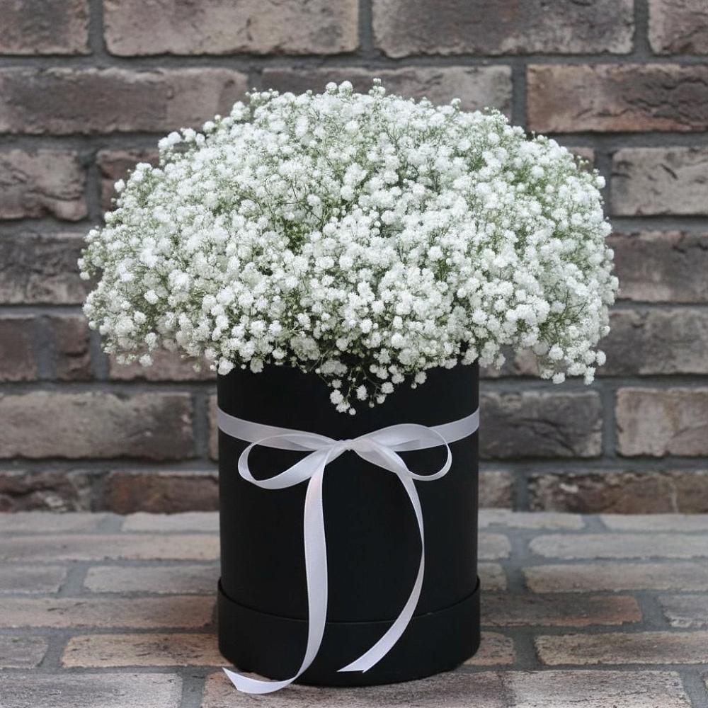 Цветочная композиция из Гипсофила в шляпной коробке в Краснотуранске