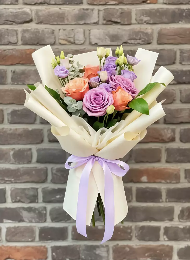 Букет цветов из: Лизиантусы и Розы в Краснотуранске