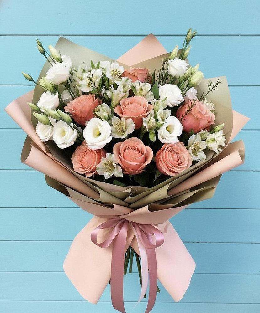 Букет цветов из: Розы, Альстромерии и Лизиантусы в Краснотуранске