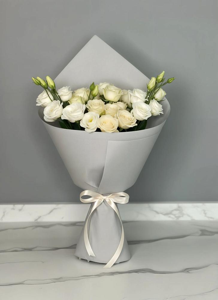 Букет цветов из: Розы и Лизиантусы в Краснотуранске