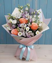 Букет цветов из:  Лизиантусы, Розы, Альстромерии и Гипсофила в Краснотуранске