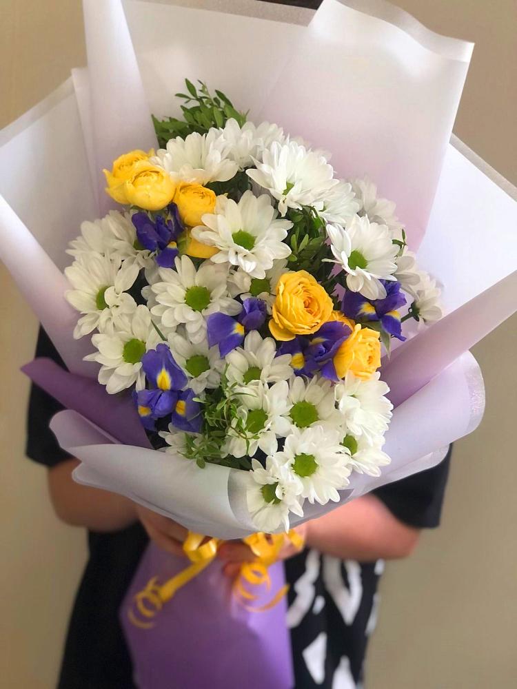 Букет цветов из: Ирисы, Хризантемы и Розы в Краснотуранске