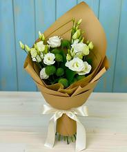 Букет цветов из:  Хризантемы и Лизиантусы в Краснотуранске