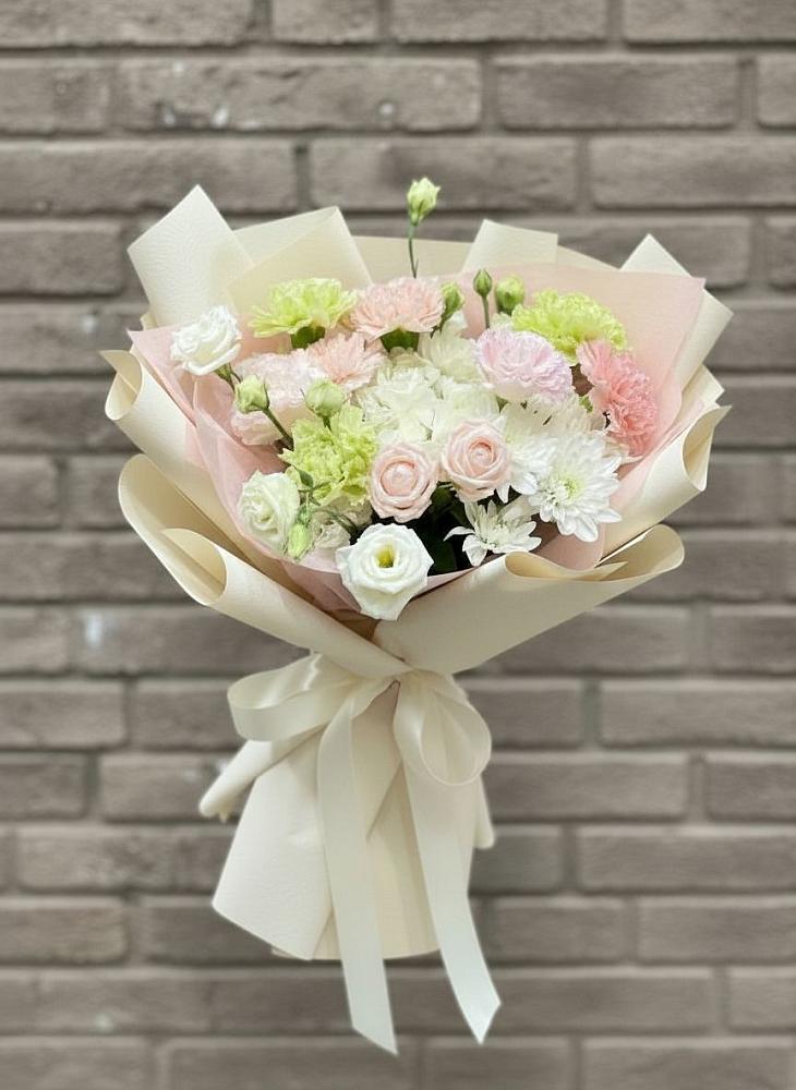 Букет цветов из: Гвоздики, Розы, Лизиантусы и Хризантемы в Краснотуранске