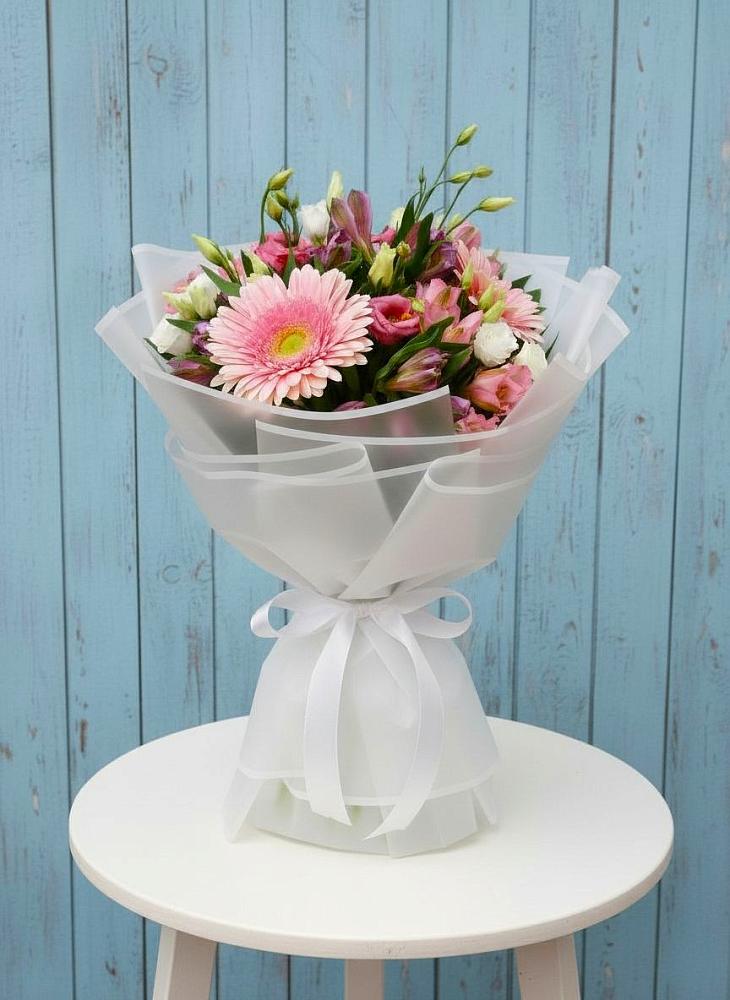 Букет цветов из: Герберы, Альстромерии и Лизиантусы в Краснотуранске