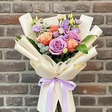 Букет цветов из:  Лизиантусы и Розы в Краснотуранске