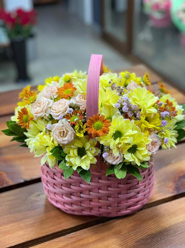 Цветочная композиция из Хризантемы и Розы в корзине в Краснотуранске