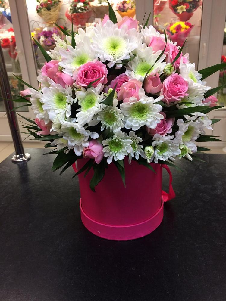 Цветочная композиция из Розы и Хризантемы в шляпной коробке в Краснотуранске