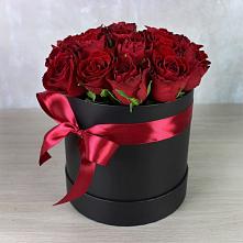 Цветочная композиция из Розы в шляпной коробке в Краснотуранске