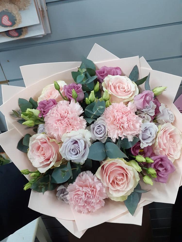 Букет цветов из: Розы, Гвоздики и Лизиантусы в Краснотуранске