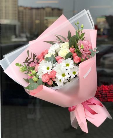 Букет цветов из: Розы, Лизиантусы и Хризантемы в Краснотуранске