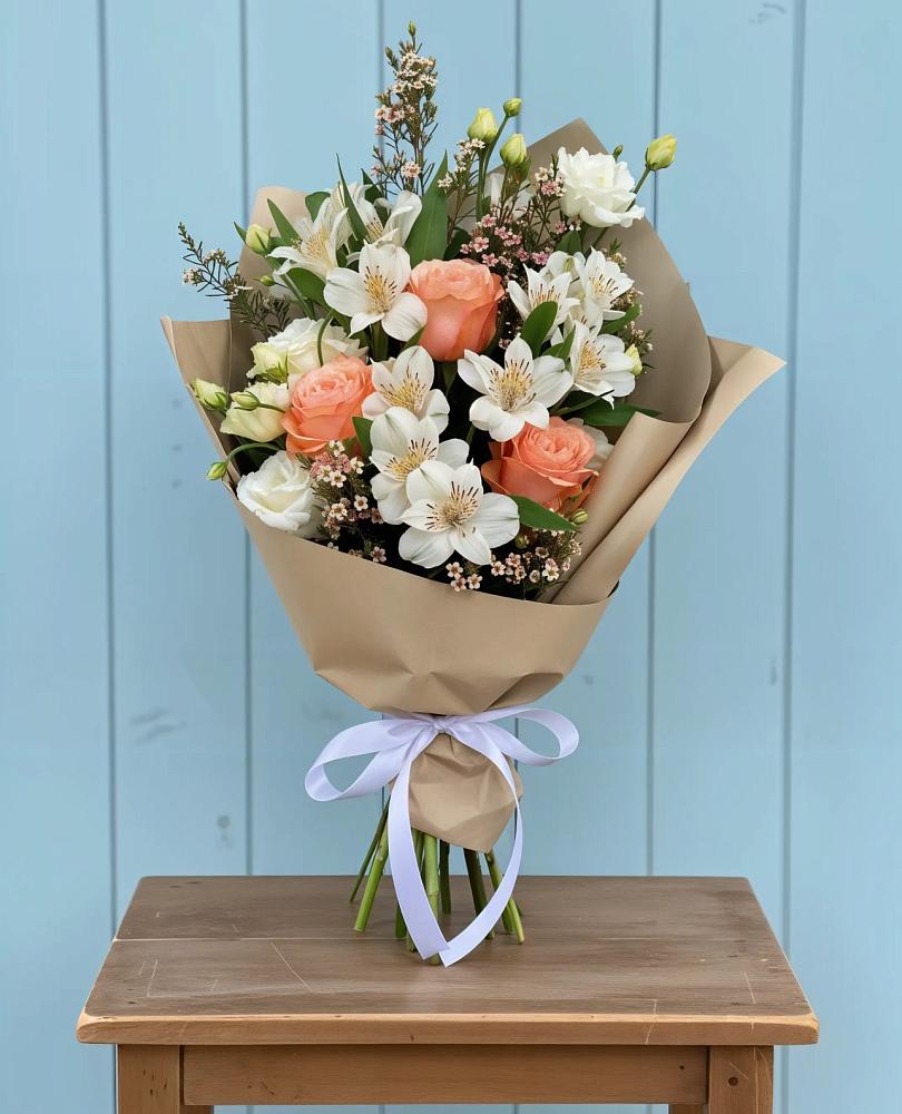 Букет цветов из: Альстромерии, Лизиантусы, Розы и Хризантемы в Краснотуранске
