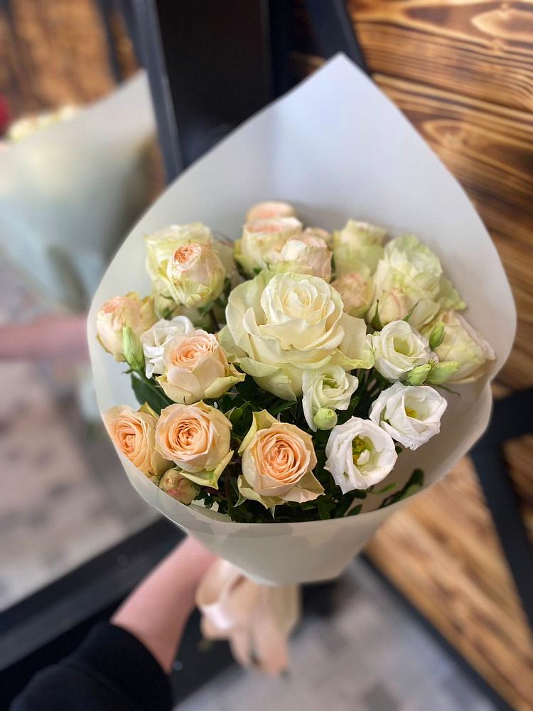 Букет цветов из: Розы и Лизиантусы в Краснотуранске