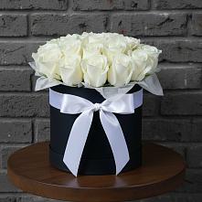 Цветочная композиция из Розы в шляпной коробке в Краснотуранске