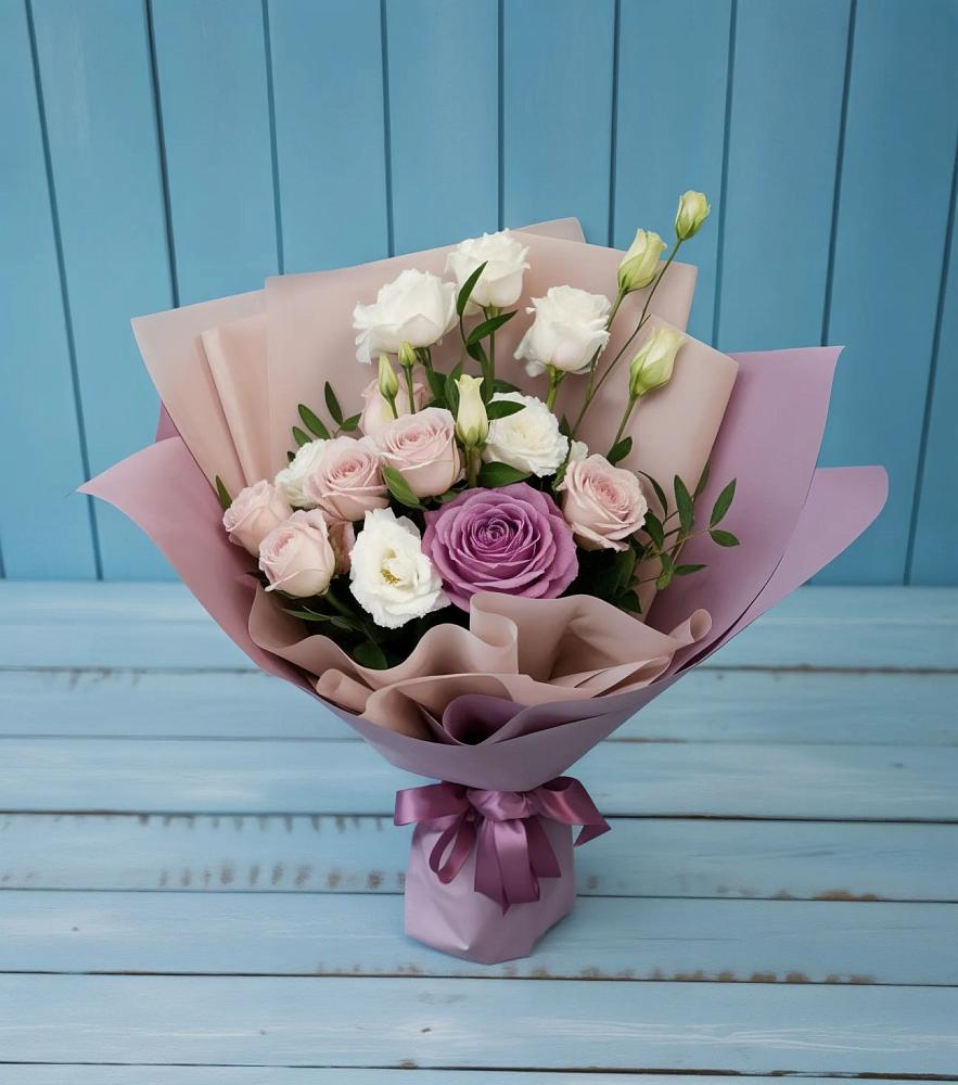 Букет цветов из: Розы и Лизиантусы в Краснотуранске